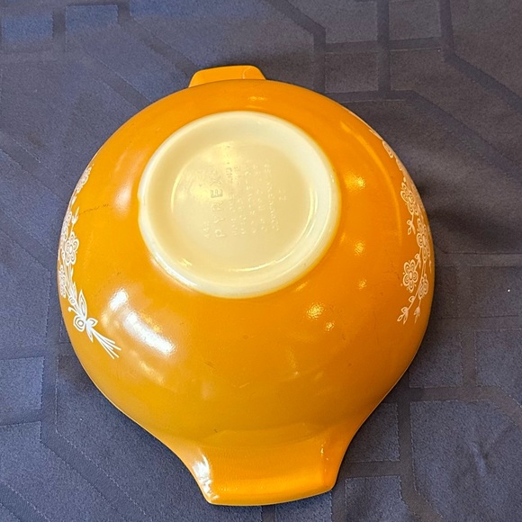 Vintage Pyrex butterfly gold casserole dish - Picture 4 of 8